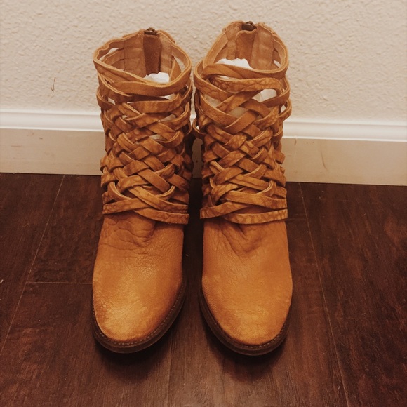GUC: Free People. Carrera Bootie. Tan 8.5-9 - Picture 8 of 8